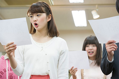 声優養成所の滑舌練習の風景