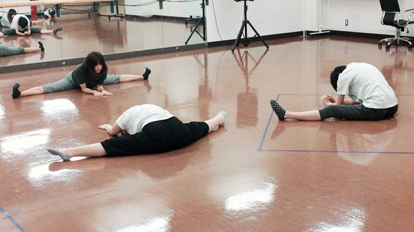声優養成所のストレッチの風景